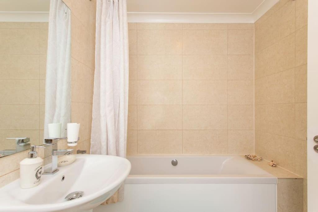 2 Bed Room Flat Near Westfield, West ロンドン エクステリア 写真